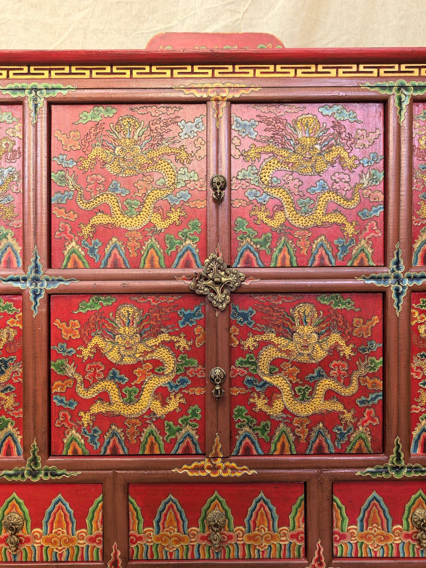 Eight Dragon Cabinet